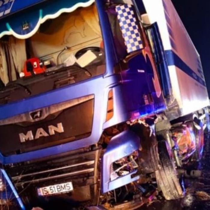Român, rănit într-o coliziune frontală între un autoturism şi un camion, lângă Buzău 