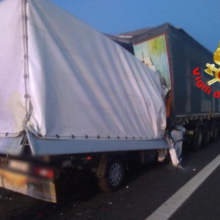 Italia: Șofer român mort, după ce s-a izbit cu putere într-un TIR pe autostradă 
