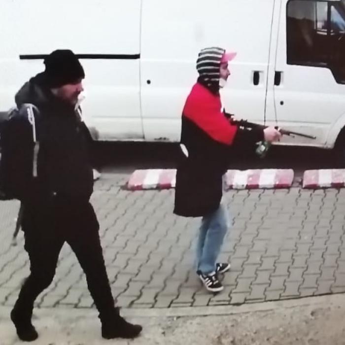 Panică în parcarea unui supermarket: Un român ameninţa oamenii cu o puşcă de panoplie