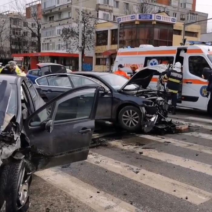 Doi copii, grav răniți într-un accident rutier. Șoferul circula cu 100 km/h prin centrul Iașiului