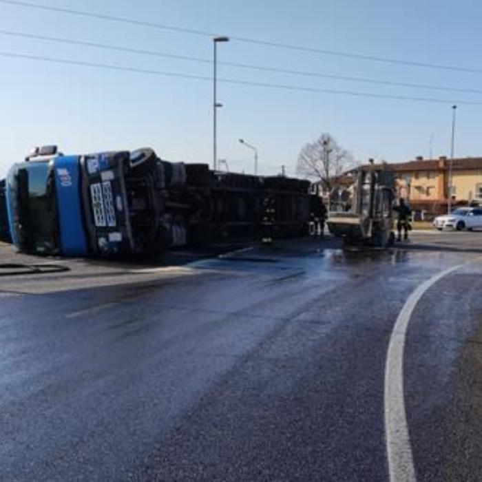 Italia. Un șofer român a provocat PANICĂ: s-a răsturnat cu camionul și au curs sute de litri de motorină pe șosea