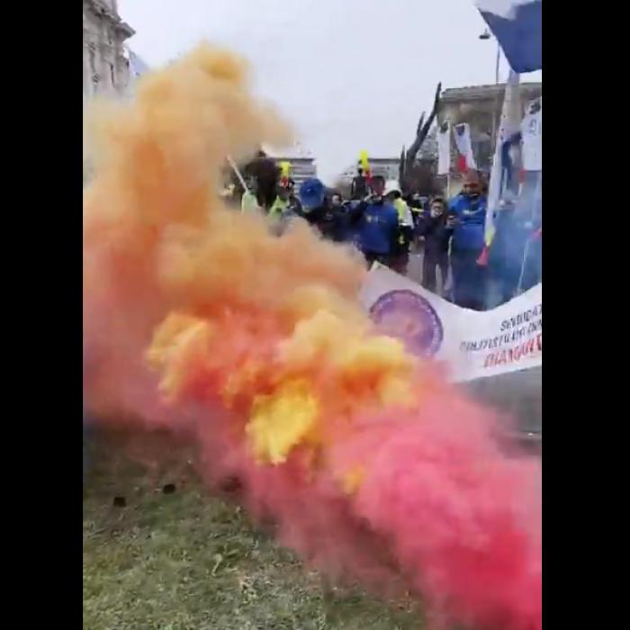 Protest. Poliţiştii, cu fumigene în faţa Ministerului Afacerilor Interne