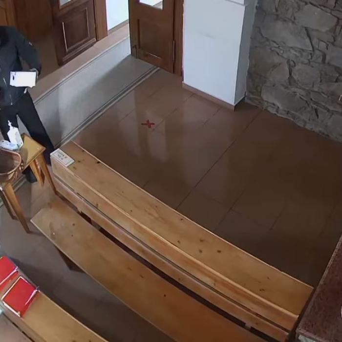 Un bărbat și-a dezinfectat mâinile, și-a făcut cruce, apoi a furat banii din cutia milei 