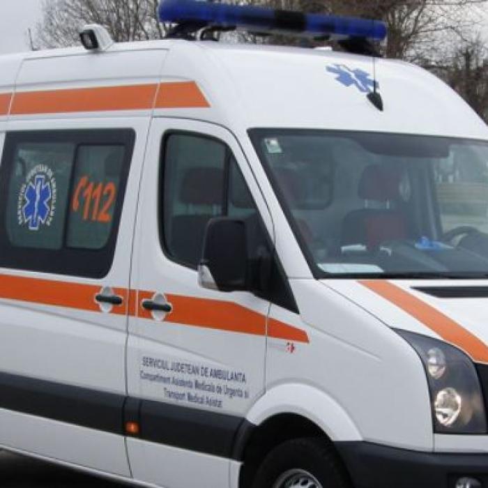 Un muncitor român a decedat, după ce a fost prins sub un motostivuitor