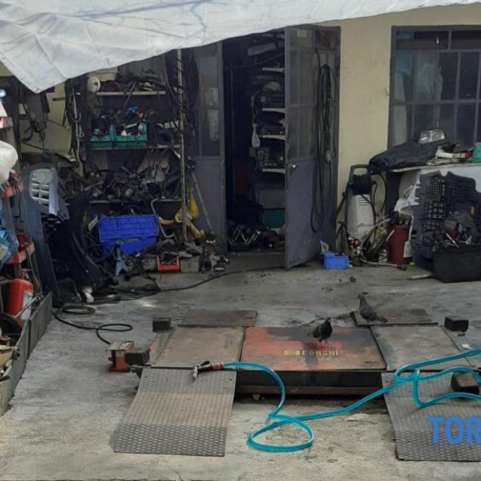 Italia. Român, mecanic auto de ocazie în propria curte, fără autorizație. Vecinii l-au reclamat