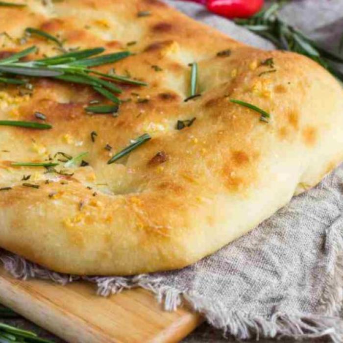 Focaccia cu ulei de măsline și rozmarin. Crocantă la exterior și moale la interior. Secretul gospodinelor din Italia