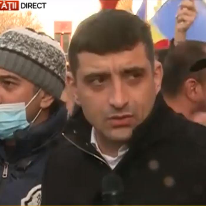 George Simion, liderul AUR, fără mască în mijlocul protestatarilor din Piața Universității