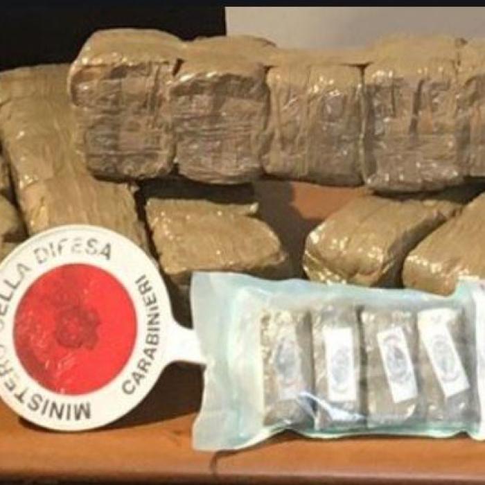 Italia. S-a dus după ciuperci, dar a găsit două kilograme de hașiș, în valoare de 10 mii de euro