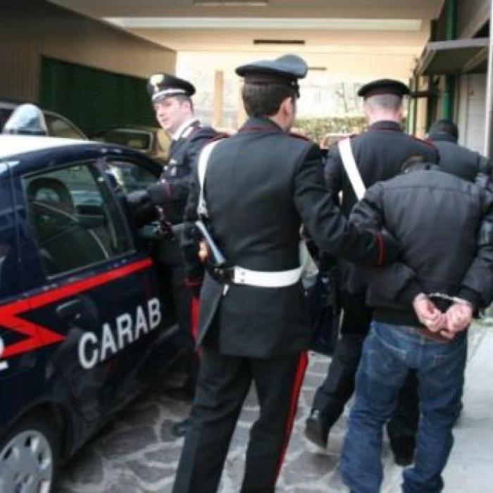 Italia. Un român s-a dus să obțină Venitul de Cetățenie cu acte false. A ieșit doar cu cătușe din oficiul poștal