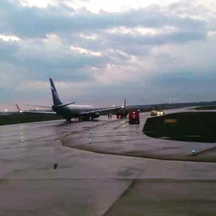 Clipe de groază pentru pasagerii unui Boeing-737. Pilotul a anunțat că aeronava are o defecțiune și trebuie să aterizeze forțat - VIDEO