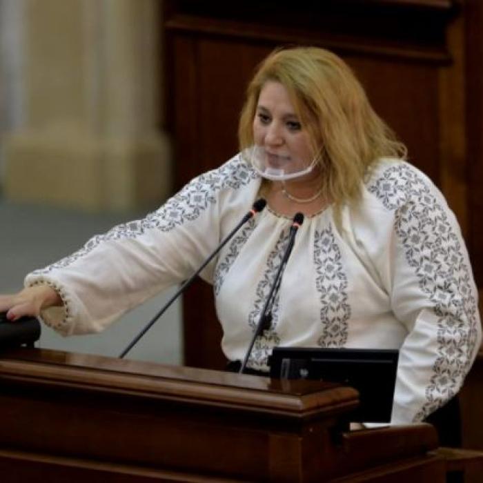Şoşoacă, revoltată că nu poate merge la sală: "Dacă eu vreau să trag de fiare, de ce nu mi se permite?"
