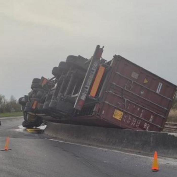 Franța. Șofer român de TIR, accident spectaculos: S-a răsturnat cu mastodontul 
