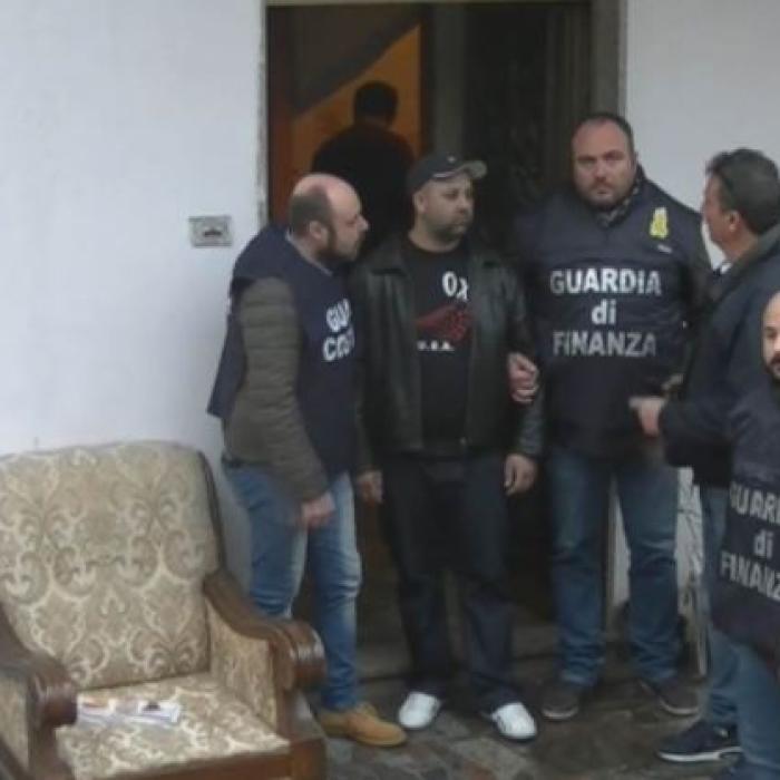 Italia: Român, condamnat la 25 de ani de închisoare după ce a tâlhărit un bătrân și l-a lăsat să se înece în mare. Soția românului, achitată