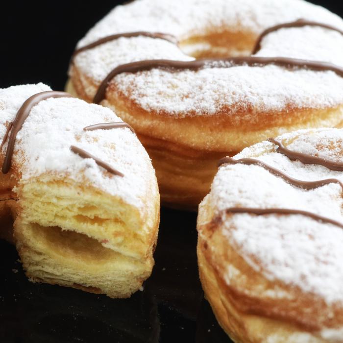 Cronut (gogoașa croissant), cel mai cunoscut desert hibrid din lume. Rețeta celui mai râvnit dulce