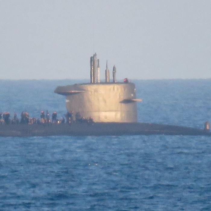 Au scos submarinul la suprafață și au încins un grătar pe punte: Imagini rare în Marea Britanie cu marinarii danezi și doi delfini (VIDEO)