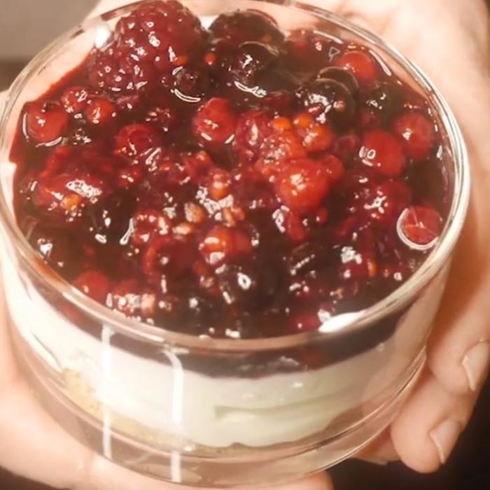 Prăjitură cu brânză și fructe de pădure. Rețeta unui desert cu 100 de calorii și gata în 5 minute