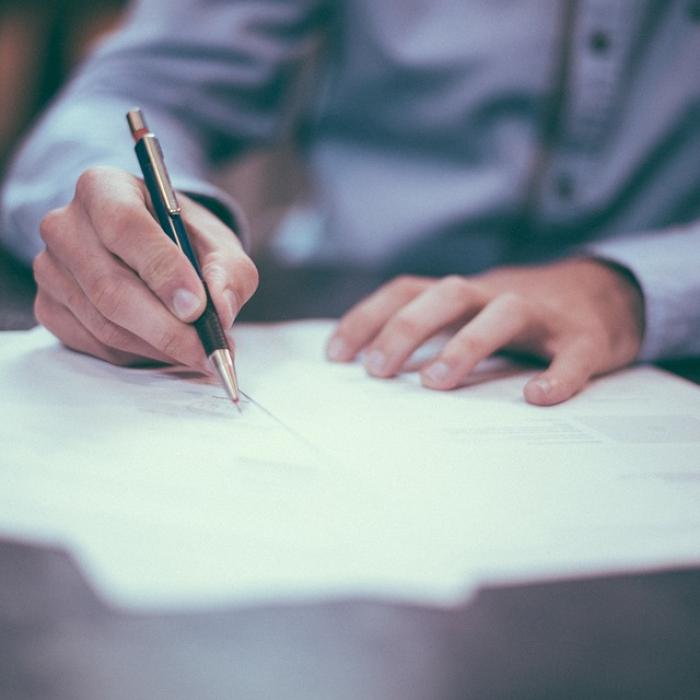 Români cercetaţi după ce au obţinut indemnizaţii de spijin cu declaraţii false