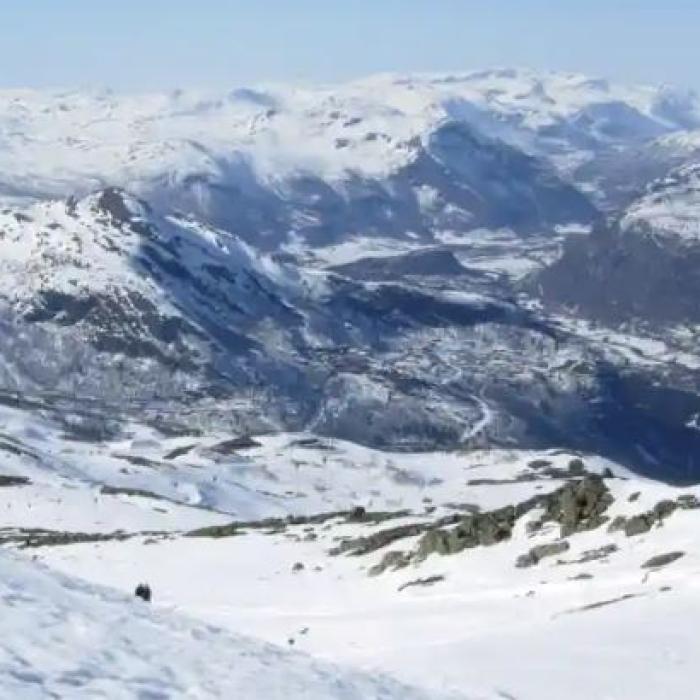 Un bărbat s-a rătăcit pe munte, în mijlocul unei furtuni de zăpadă. Dorea să ajungă în Suedia, evitând carantina obligatorie