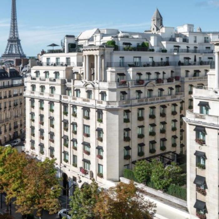 Hotel de lux din Paris, jefuit. Hoții au fugit cu bijuterii estimate la 100.000 de euro