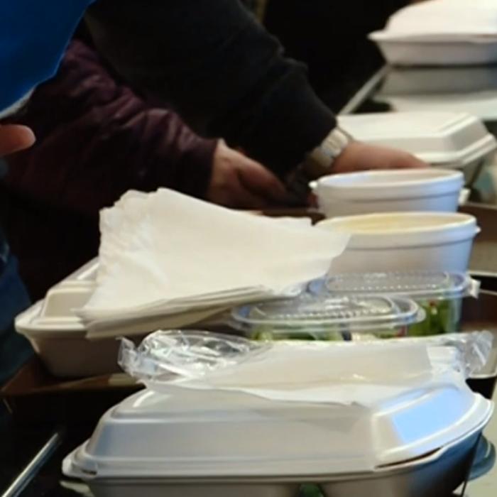Parlamentarii rămân fără mâncarea IEFTINĂ de la restaurant. ADIO, borș la 2 lei și piept de pui la 4,5 lei