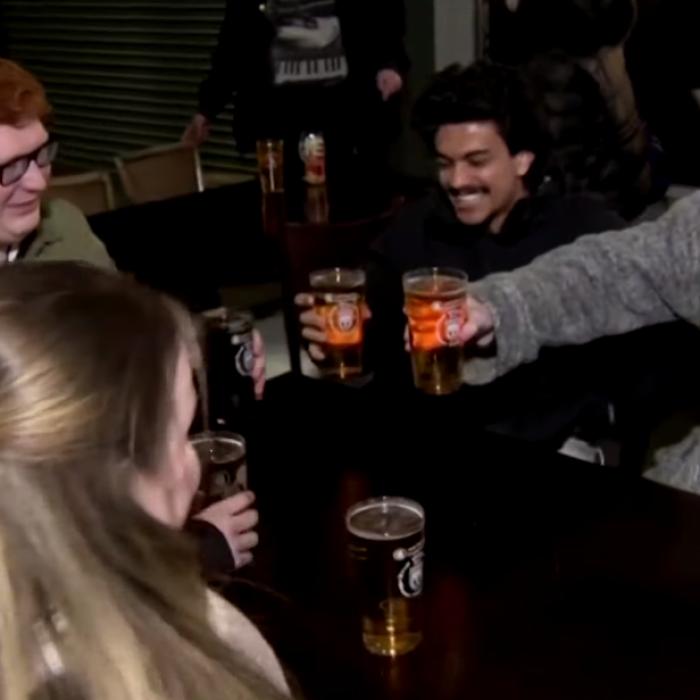 Anglia a dat startul la "marea relaxare". Oamenii s-au înghesuit la terase, iar Boris Johnson s-a tuns în ziua ieșirii din lockdown