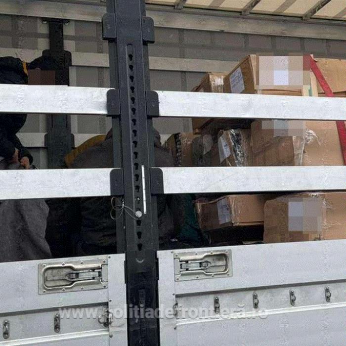 Mai mulți șoferi s-au ales cu dosare penale la frontiera României. Camioanele, conduse de ei au fost verificate amănunțit