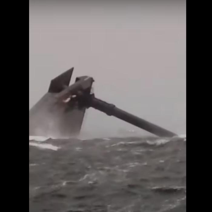 VIDEO. 12 oameni dispăruţi şi un mort după ce o navă s-a scufundat