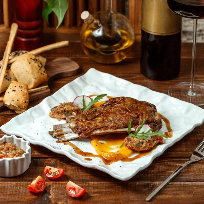 Coaste de miel cu usturoi și plăcintă cu cartofi, friptura magică pentru masa de Paște. Preparatul minunat gata în cinci pași simpli