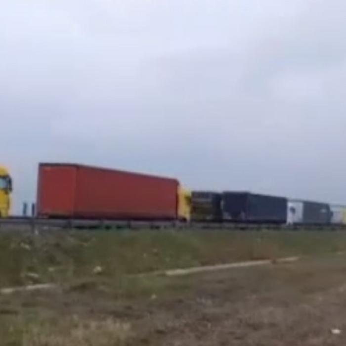 Cozi uriașe la frontiera cu Ungaria. Șoferii aşteaptă ore întregi să treacă granița. Ce caută polițiștii