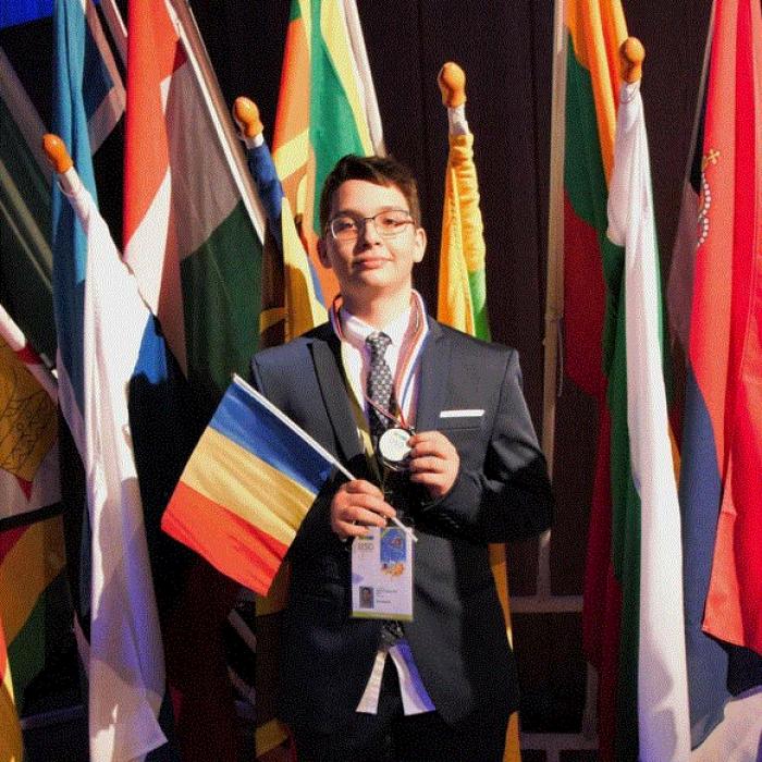 Elev român, admis la Universitatea Harvard. Darius dorește să se specializeze în știinţele pământului și cele planetare