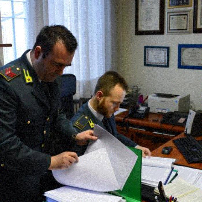 Italia. Român, cercetat pentru că a primit ilegal Venit de cetățenie. Actele depuse erau false