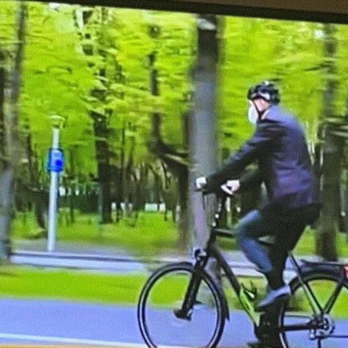 Klaus Iohannis, pe bicicletă, spre Palatul Cotroceni, în Vinerea Verde  