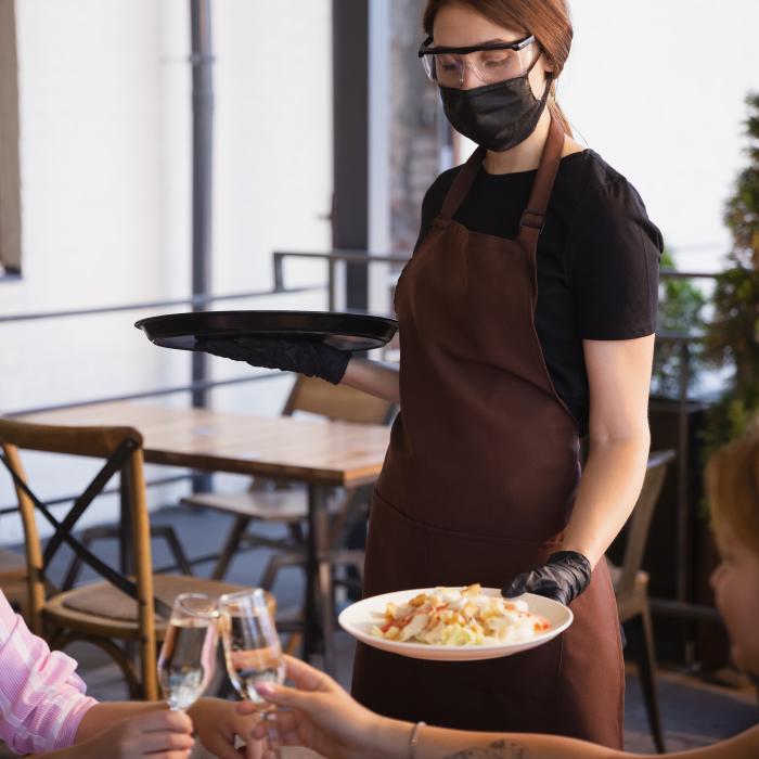 După 1 iunie, restaurantele ar putea rămâne deschise indiferent de rata de incidență. Anunțul lui Cîțu