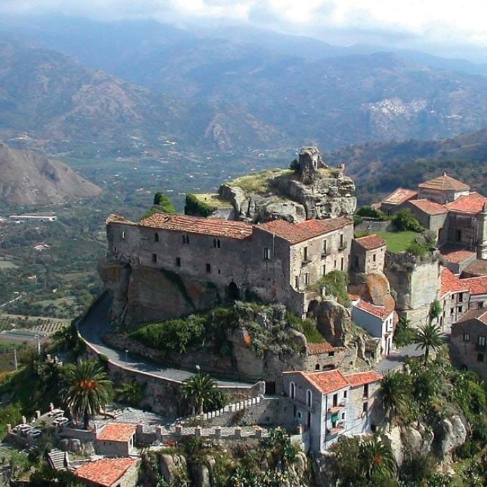 Italia. Case la prețul de 1 euro într-un oraș situat lângă munte și mare, în Sicilia. Detalii despre cum pot fi cumpărate