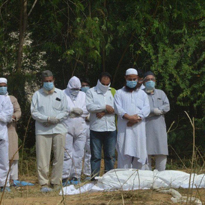 Imaginile durerii în India. Spitale refuză pacienții fără butelii de oxigen, aduse de acasă. Crematoriile, depășite de numărul de decedați