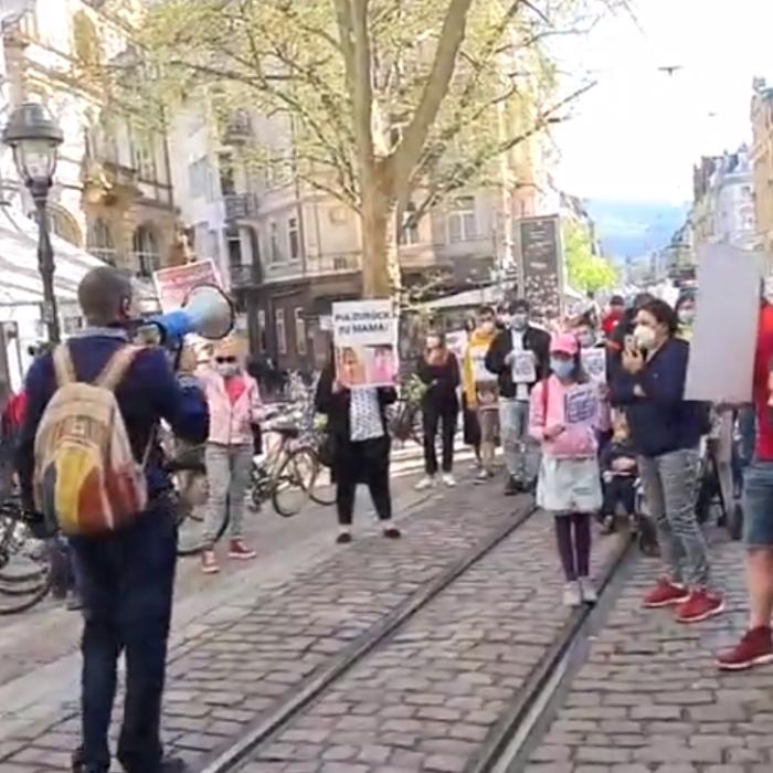 Românii din Germania, protest împotriva abuzurilor comise în cazul fetiței românce luată din brațele mamei: „Pia trebuie să vină acasă!“