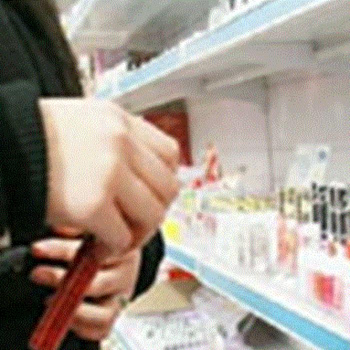 Italia. Româncă, prinsă cu geanta plină de parfumuri într-un magazin. A vrut să plece fără să le plătească