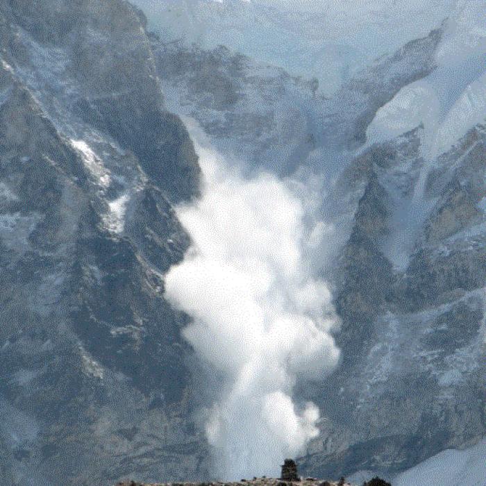 Doi turiști români au scăpat cu viață dintr-o avalanșă produsă în zona Bâlea