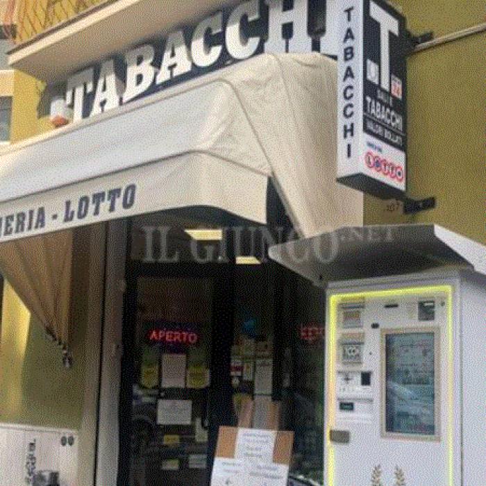 Italia. Hoț român, dat de gol de camera de supraveghere. Bărbatul, filmat când fura dintr-un automat de țigări