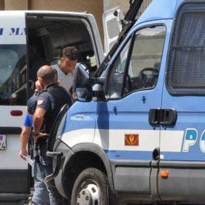 Italia. Șoferul român, care transporta migranți, fără să le asigure apă și hrană, arestat după șase ani de căutări