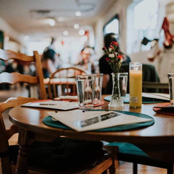 Bucureștiul iese din scenariul ROȘU: se vor deschide cinematografele, teatrele și restaurantele la interior