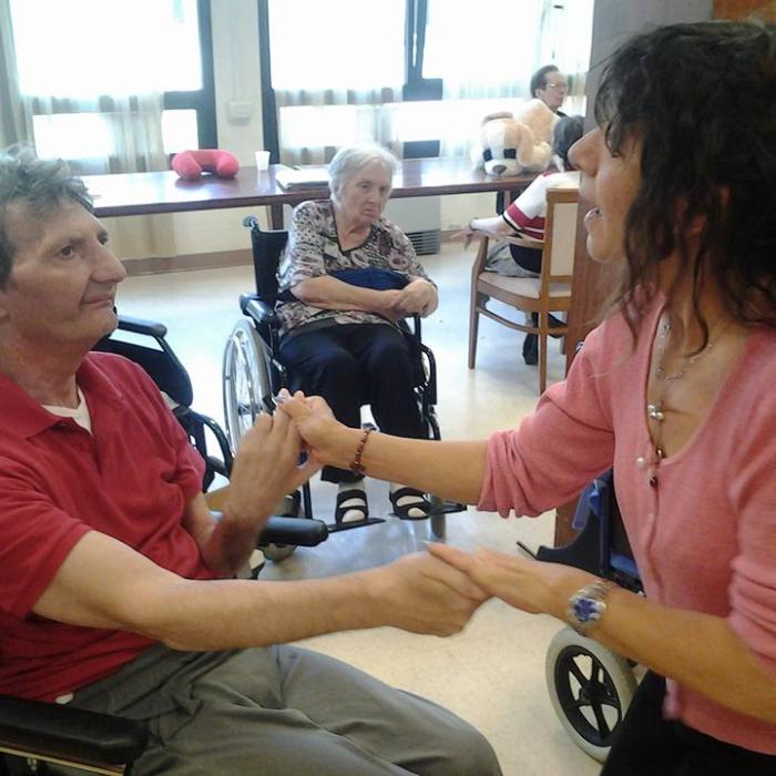 Italia. Poveste de dragoste prin sticlă: O italiancă îşi vizitează zilnic soţul internat la azil: "In ultima vreme l-am văzut doar la fereastră"