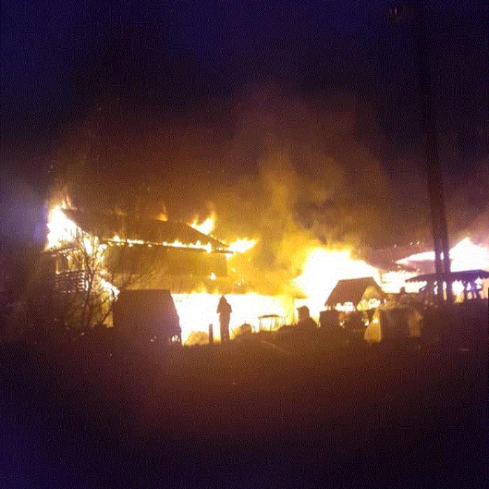 După o ceartă cu soţia, un tânăr şi-a incendiat casa, în prima zi de Paşte 