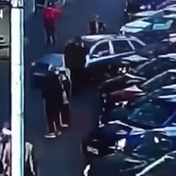 Trei persoane, aflate pe un trotuar, spulberate de o mașină. Șoferița de 60 de ani a încurcat pedalele