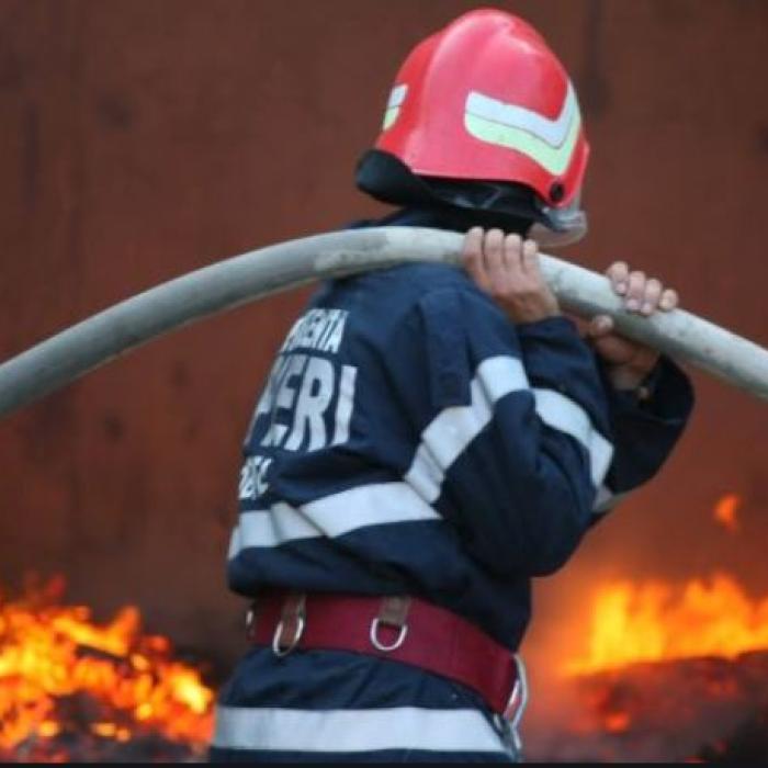 Peste 30 de români, evacuaţi din cauza unui incendiu izbucnit într-un bloc de locuinţe la Târgu Mureş