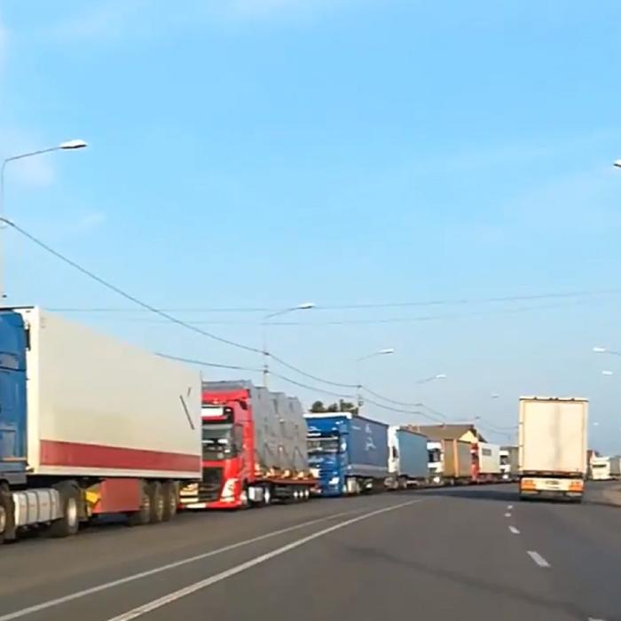 Șoferii români de TIR protestează: „Suntem bambilici!”