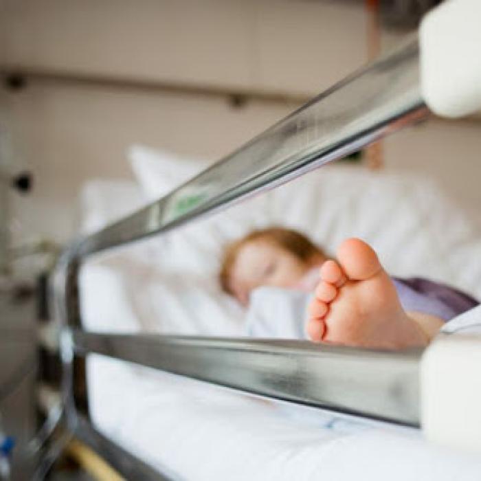 Un copil român de 10 ani a murit electrocutat. Părinţii erau plecaţi de acasă