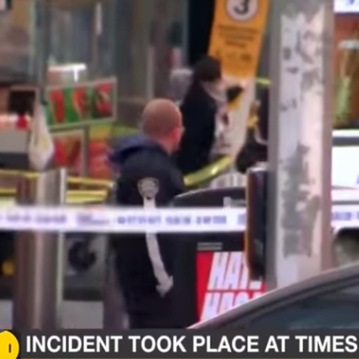 Atac armat în Times Square: Trei trecători, între care o fetiţă, răniţi 