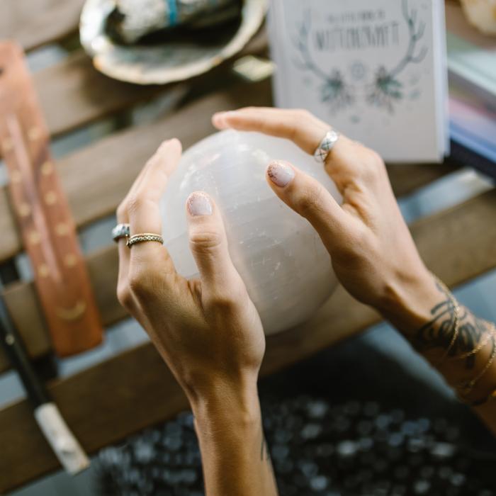 Horoscop Luna Nouă conjunctă cu Lilith. Furii și neputințe până la eclipsa de Soare. Ce ne aduce cea mai întunecată energie a zodiacului