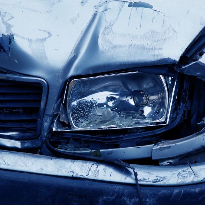 Accident provocat de un şofer băut şi fără permis. Trecătorii i-au oprit pe toţi din maşină când au încercat să fugă